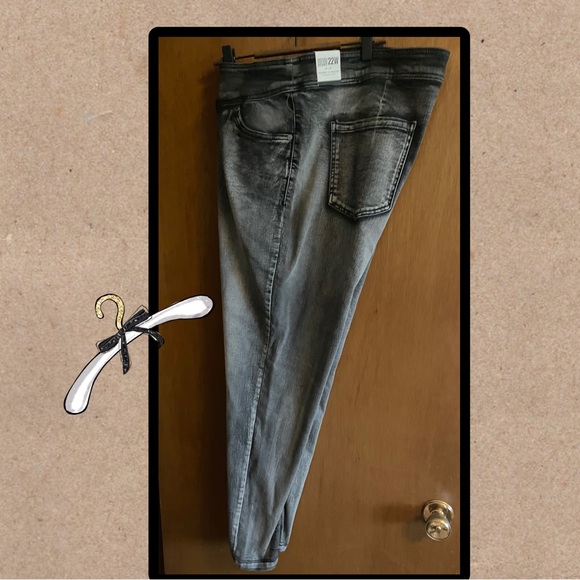Plus size black distressed skinny jeans. Size 22. - Picture 1 of 2